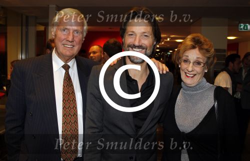 Hoofddorp 6 februari 2012
Premiere eten met vrienden met oa Rick Engelkes Lone v Roosendaal Miryanna v Reeden en Kees Boot in de schouwburg van Hoofddorp. Rick met zijn ouders
Peter Smulders bv