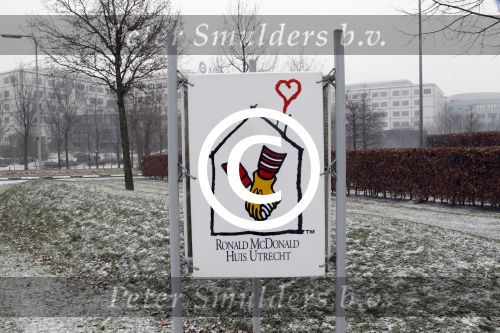 Utrecht 3 februari 2012
Rik en zijn zoon Erik Felderhof (uitgever) stellen boeken beschikbaar voor de vrijwilligers van het Ronald Mc Donald huis in Utrecht.
Peter Smulders bv