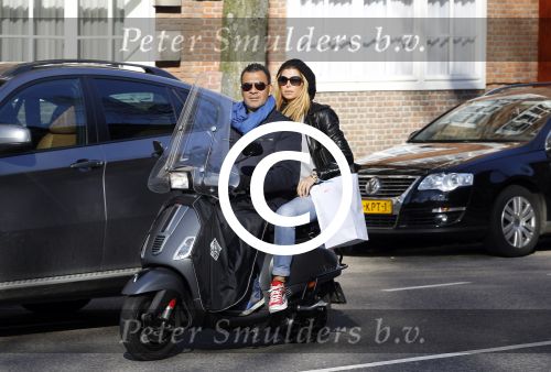 Amsterdam 11 maart 2012
Ruud en Estelle Gullit op Vespa Scooter.
Peter Smulders bv