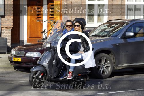 Amsterdam 11 maart 2012
Ruud en Estelle Gullit op Vespa Scooter.
Peter Smulders bv