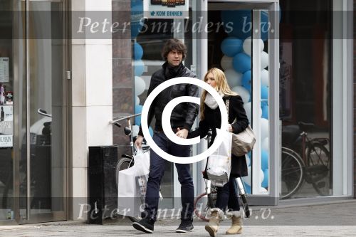 Amsterdam 5 maart 2012
Simon Keizer en zijn vriendin Annemarie aan het winkelen op de pc hooftstraat.
Peter Smulders bv