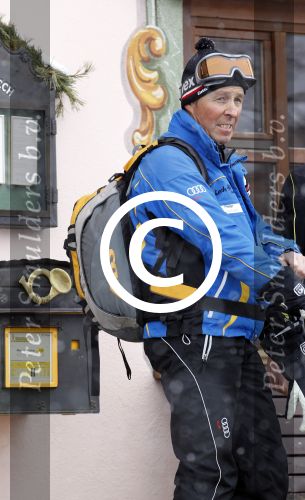 Lech 19 februari 2012
Prinses Maxima Prins Willem Alexander Prinses laurentien Prins Constantin Prinses Mabel Wisse Smit en de prinsesjes Amalia Ariane Alexia Eloise Claus Cazimir Luana en Zaria gaan skien en vertrekken bij Hotel Post. airbag op de rug van begeleiding koninklijk huis
Peter Smulders bv