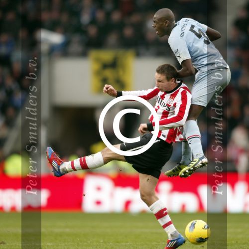 Eindhoven, 26 Februari 2012 Kompetitiewedstrijd PSV-Feyenoord, eindstand 3-2
Tim Matavz in duel met Bruno Martins Indi van Feyenoord
Foto Peter Smulders BV