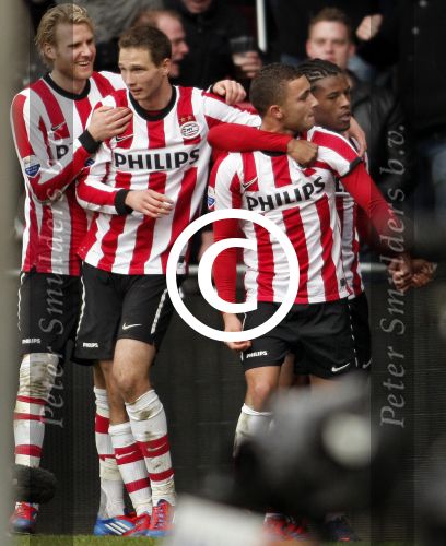 Eindhoven, 26 Februari 2012 Kompetitiewedstrijd PSV-Feyenoord, eindstand 3-2
Tim Matavz wordt gefeliciteerd door Ola Toivonen en Zakaria Labayad
Foto Peter Smulders BV
