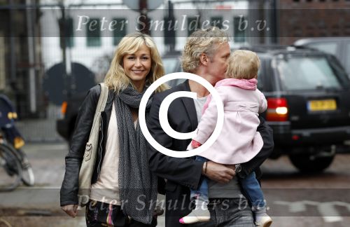 Amsterdam 18 maart 2012
Wendy v Dijk en Erland Galjaard met dochter Lizzy bij de babyshower van Nicolette v Dam.
Peter Smulders bv