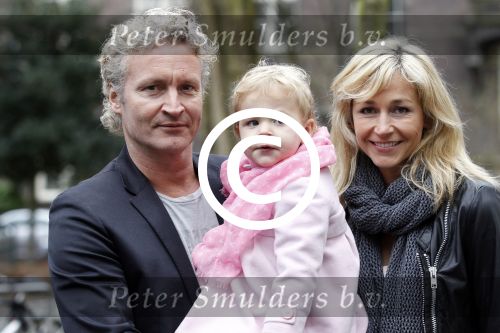 Amsterdam 18 maart 2012
Wendy v Dijk en Erland Galjaard met dochter Lizzy bij de babyshower van Nicolette v Dam.
Peter Smulders bv