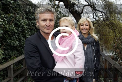 Amsterdam 18 maart 2012
Wendy v Dijk en Erland Galjaard met dochter Lizzy bij de babyshower van Nicolette v Dam.
Peter Smulders bv