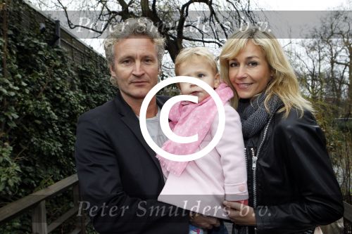 Amsterdam 18 maart 2012
Wendy v Dijk en Erland Galjaard met dochter Lizzy bij de babyshower van Nicolette v Dam.
Peter Smulders bv