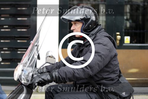 Amsterdam 17 maart 2012
Willem holleeder op vespa scooter in Amsterdam. Het zijn de eerste foto\'s in Amsterdam na zijn vrijlating.
Fototo\'s Edwin Smulders/Ferry de Kok