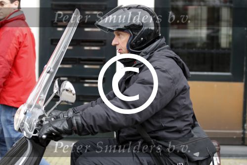 Amsterdam 17 maart 2012
Willem holleeder op vespa scooter in Amsterdam. Het zijn de eerste foto\'s in Amsterdam na zijn vrijlating.
Fototo\'s Edwin Smulders/Ferry de Kok