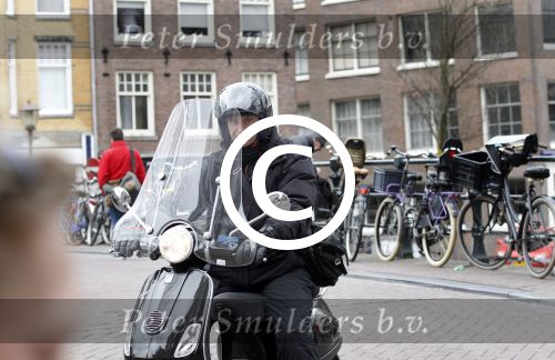 Amsterdam 17 maart 2012
Willem holleeder op vespa scooter in Amsterdam. Het zijn de eerste foto\'s in Amsterdam na zijn vrijlating.
Fototo\'s Edwin Smulders/Ferry de Kok