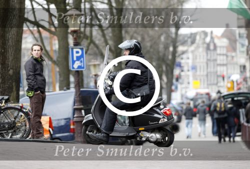 Amsterdam 17 maart 2012
Willem holleeder op vespa scooter in Amsterdam. Het zijn de eerste foto\'s in Amsterdam na zijn vrijlating.
Fototo\'s Edwin Smulders/Ferry de Kok