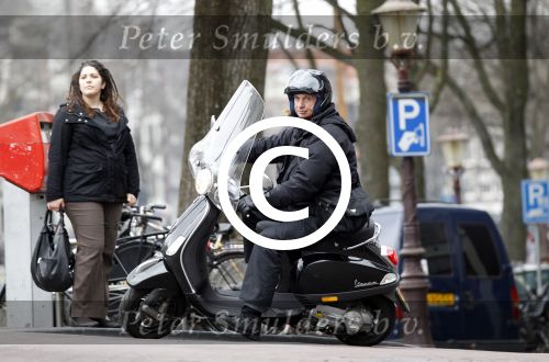 Amsterdam 17 maart 2012
Willem holleeder op vespa scooter in Amsterdam. Het zijn de eerste foto\'s in Amsterdam na zijn vrijlating.
Fototo\'s Edwin Smulders/Ferry de Kok