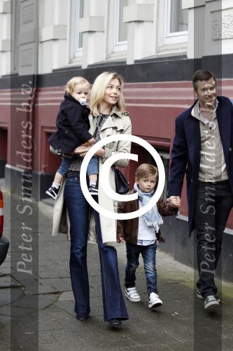 Amsterdam 18 maart 2012
Babyshower Nicolette v Dam en Bas Smit bij Artis. Winston Gerschtanowitz met Renate Verbaan en kinderen
Peter Smulders bv