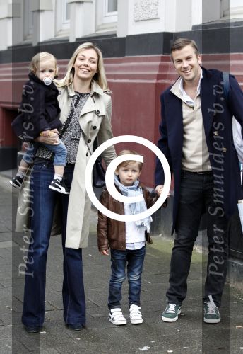 Amsterdam 18 maart 2012
Babyshower Nicolette v Dam en Bas Smit bij Artis. Winston Gerschtanowitz met Renate Verbaan en kinderen
Peter Smulders bv