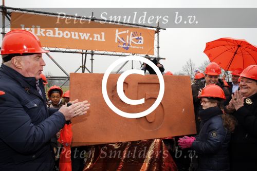 Utrecht 15 maart 2013
Frans Bauer Andre v Duin Antoinette Hertsenberg en Erica Terpstra leggen de eerste steen daar waar het nieuwe Kika kinderziekenhuis moet komen.
Peter Smulders bv