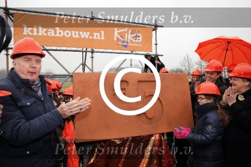 Utrecht 15 maart 2013
Frans Bauer Andre v Duin Antoinette Hertsenberg en Erica Terpstra leggen de eerste steen daar waar het nieuwe Kika kinderziekenhuis moet komen.
Peter Smulders bv