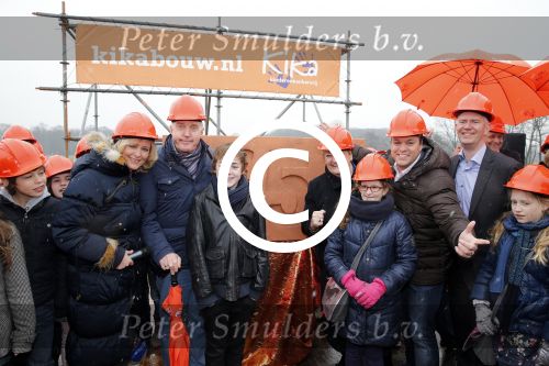 Utrecht 15 maart 2013
Frans Bauer Andre v Duin Antoinette Hertsenberg en Erica Terpstra leggen de eerste steen daar waar het nieuwe Kika kinderziekenhuis moet komen.
Peter Smulders bv