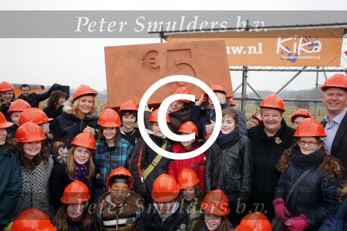 Utrecht 15 maart 2013
Frans Bauer Andre v Duin Antoinette Hertsenberg en Erica Terpstra leggen de eerste steen daar waar het nieuwe Kika kinderziekenhuis moet komen.
Peter Smulders bv