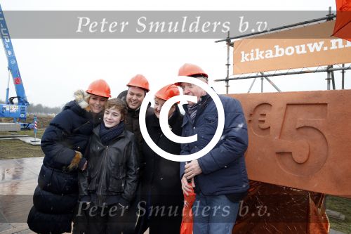 Utrecht 15 maart 2013
Frans Bauer Andre v Duin Antoinette Hertsenberg en Erica Terpstra leggen de eerste steen daar waar het nieuwe Kika kinderziekenhuis moet komen.
Peter Smulders bv