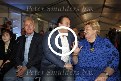 Utrecht 15 maart 2013
Frans Bauer Andre v Duin Antoinette Hertsenberg en Erica Terpstra leggen de eerste steen daar waar het nieuwe Kika kinderziekenhuis moet komen.
Peter Smulders bv
