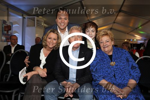 Utrecht 15 maart 2013
Frans Bauer Andre v Duin Antoinette Hertsenberg en Erica Terpstra leggen de eerste steen daar waar het nieuwe Kika kinderziekenhuis moet komen.
Peter Smulders bv