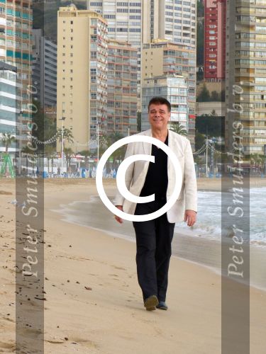 Benidorm, 7 Maart 2013
Andy de Wit ( Ad v d Hurk) voor en optreden in Cafe Rest. 
De Blauwe Walvis
Foto Peter Smulders BV