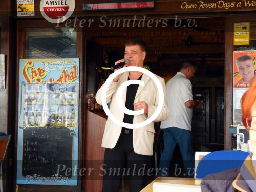 Benidorm, 7 Maart 2013
Andy de Wit ( Ad v d Hurk) voor en optreden in Cafe Rest. 
De Blauwe Walvis
Foto Peter Smulders BV