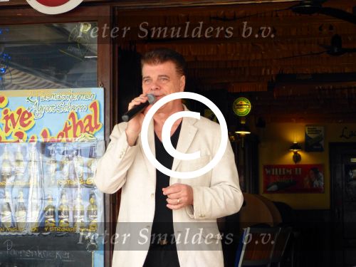 Benidorm, 7 Maart 2013
Andy de Wit ( Ad v d Hurk) voor en optreden in Cafe Rest. 
De Blauwe Walvis
Foto Peter Smulders BV