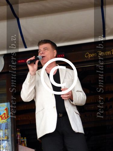 Benidorm, 7 Maart 2013
Andy de Wit ( Ad v d Hurk) voor en optreden in Cafe Rest. 
De Blauwe Walvis
Foto Peter Smulders BV