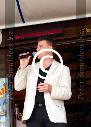 Benidorm, 7 Maart 2013
Andy de Wit ( Ad v d Hurk) voor en optreden in Cafe Rest. 
De Blauwe Walvis
Foto Peter Smulders BV