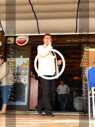Benidorm, 7 Maart 2013
Andy de Wit ( Ad v d Hurk) voor en optreden in Cafe Rest. 
De Blauwe Walvis
Foto Peter Smulders BV