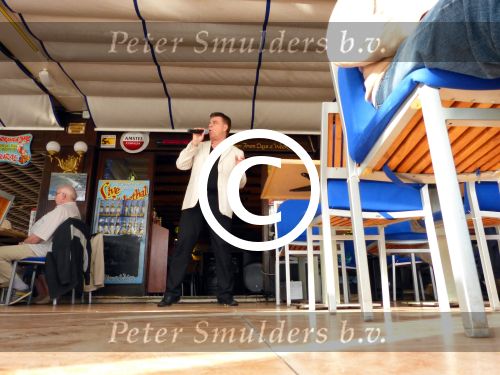Benidorm, 7 Maart 2013
Andy de Wit ( Ad v d Hurk) voor en optreden in Cafe Rest. 
De Blauwe Walvis
Foto Peter Smulders BV
