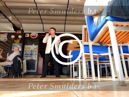 Benidorm, 7 Maart 2013
Andy de Wit ( Ad v d Hurk) voor en optreden in Cafe Rest. 
De Blauwe Walvis
Foto Peter Smulders BV