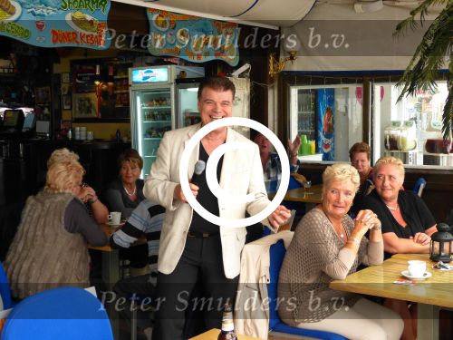 Benidorm, 7 Maart 2013
Andy de Wit ( Ad v d Hurk) voor en optreden in Cafe Rest. 
De Blauwe Walvis
Foto Peter Smulders BV