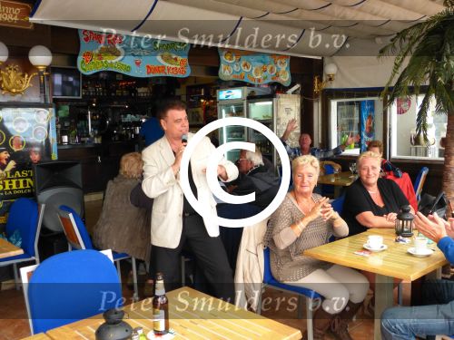 Benidorm, 7 Maart 2013
Andy de Wit ( Ad v d Hurk) voor en optreden in Cafe Rest. 
De Blauwe Walvis
Foto Peter Smulders BV