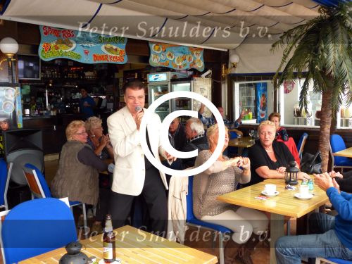 Benidorm, 7 Maart 2013
Andy de Wit ( Ad v d Hurk) voor en optreden in Cafe Rest. 
De Blauwe Walvis
Foto Peter Smulders BV