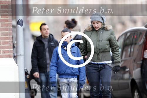 Amsterdam 18 maart 2013
Zangeres Anouk met haar zoon op straat in Amsterdam.
Peter Smulders bv