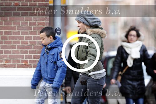 Amsterdam 18 maart 2013
Zangeres Anouk met haar zoon op straat in Amsterdam.
Peter Smulders bv