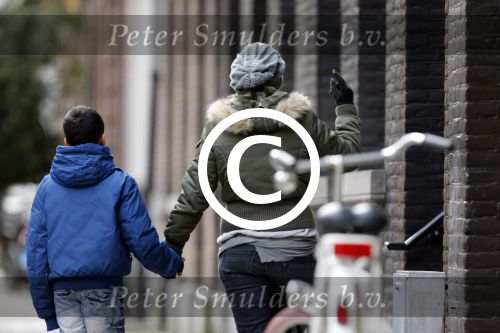Amsterdam 18 maart 2013
Zangeres Anouk met haar zoon op straat in Amsterdam.
Peter Smulders bv