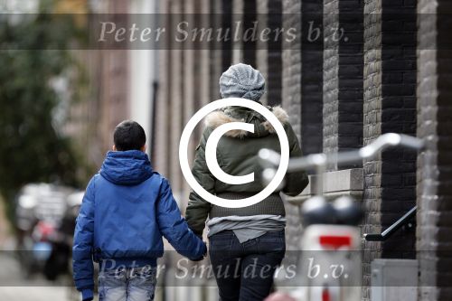 Amsterdam 18 maart 2013
Zangeres Anouk met haar zoon op straat in Amsterdam.
Peter Smulders bv