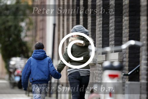 Amsterdam 18 maart 2013
Zangeres Anouk met haar zoon op straat in Amsterdam.
Peter Smulders bv