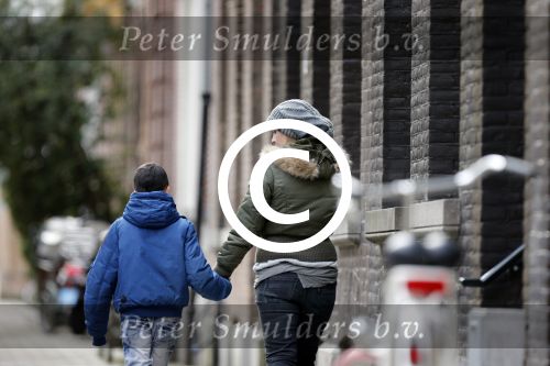 Amsterdam 18 maart 2013
Zangeres Anouk met haar zoon op straat in Amsterdam.
Peter Smulders bv