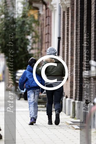 Amsterdam 18 maart 2013
Zangeres Anouk met haar zoon op straat in Amsterdam.
Peter Smulders bv
