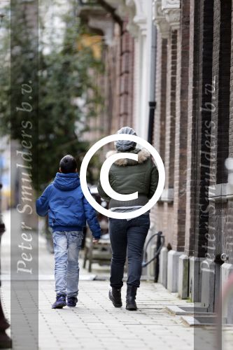 Amsterdam 18 maart 2013
Zangeres Anouk met haar zoon op straat in Amsterdam.
Peter Smulders bv