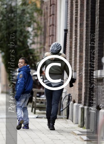 Amsterdam 18 maart 2013
Zangeres Anouk met haar zoon op straat in Amsterdam.
Peter Smulders bv