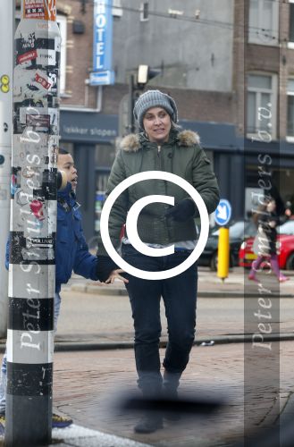 Amsterdam 18 maart 2013
Zangeres Anouk met haar zoon op straat in Amsterdam.
Peter Smulders bv