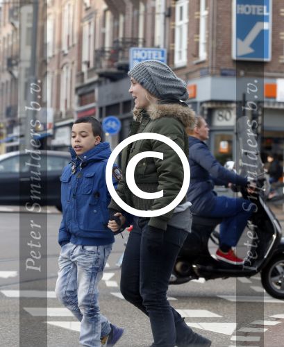 Amsterdam 18 maart 2013
Zangeres Anouk met haar zoon op straat in Amsterdam.
Peter Smulders bv