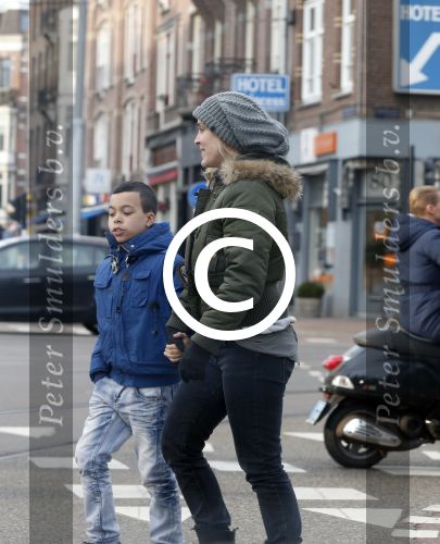 Amsterdam 18 maart 2013
Zangeres Anouk met haar zoon op straat in Amsterdam.
Peter Smulders bv