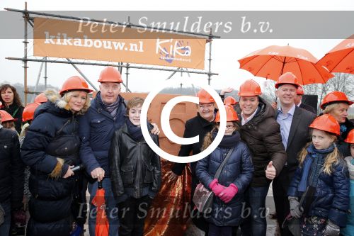 Utrecht 15 maart 2013
Frans Bauer Andre v Duin Antoinette Hertsenberg en Erica Terpstra leggen de eerste steen daar waar het nieuwe Kika kinderziekenhuis moet komen.
Peter Smulders bv